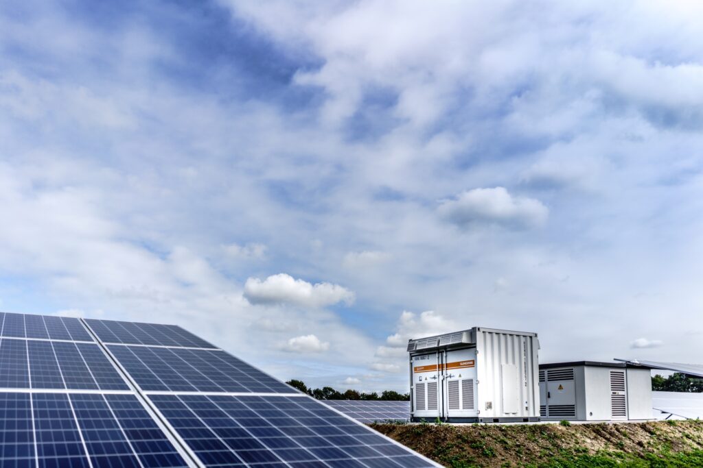 Afbeelding van een batterijopslag systeem bij een zonnepark. Het opslagsysteem zorgt voor een efficiënt gebruik van de opgewekte energie en minimaliseert het gebruik van fossiele brandstoffen.