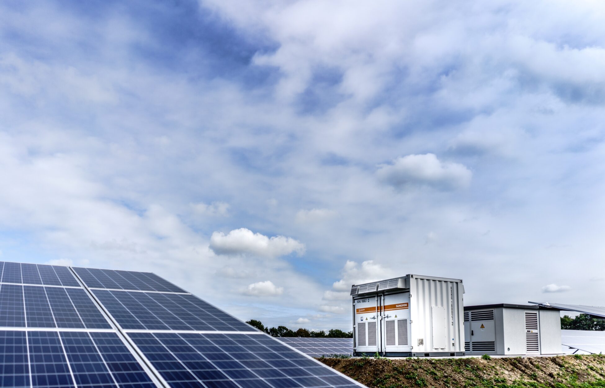 Afbeelding van een batterijopslag systeem bij een zonnepark. Het opslagsysteem zorgt voor een efficiënt gebruik van de opgewekte energie en minimaliseert het gebruik van fossiele brandstoffen.